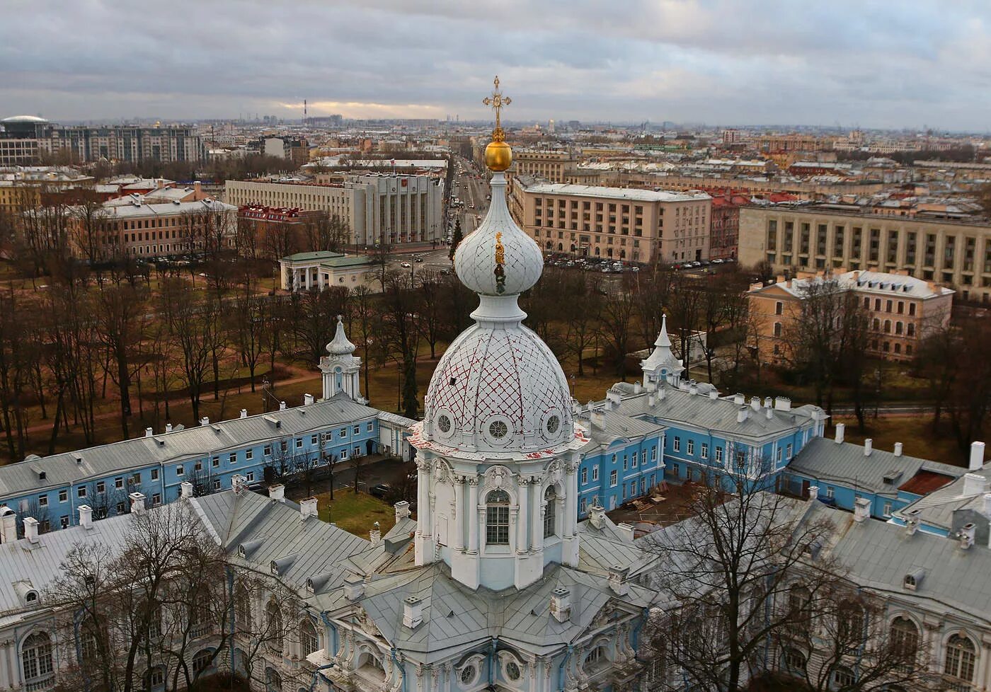 Колокольня смольного собора в санкт петербурге. Звонница смольного собора. вид со звонницы смольного собора. вид с колокольни смольного собора в санкт-петербурге.