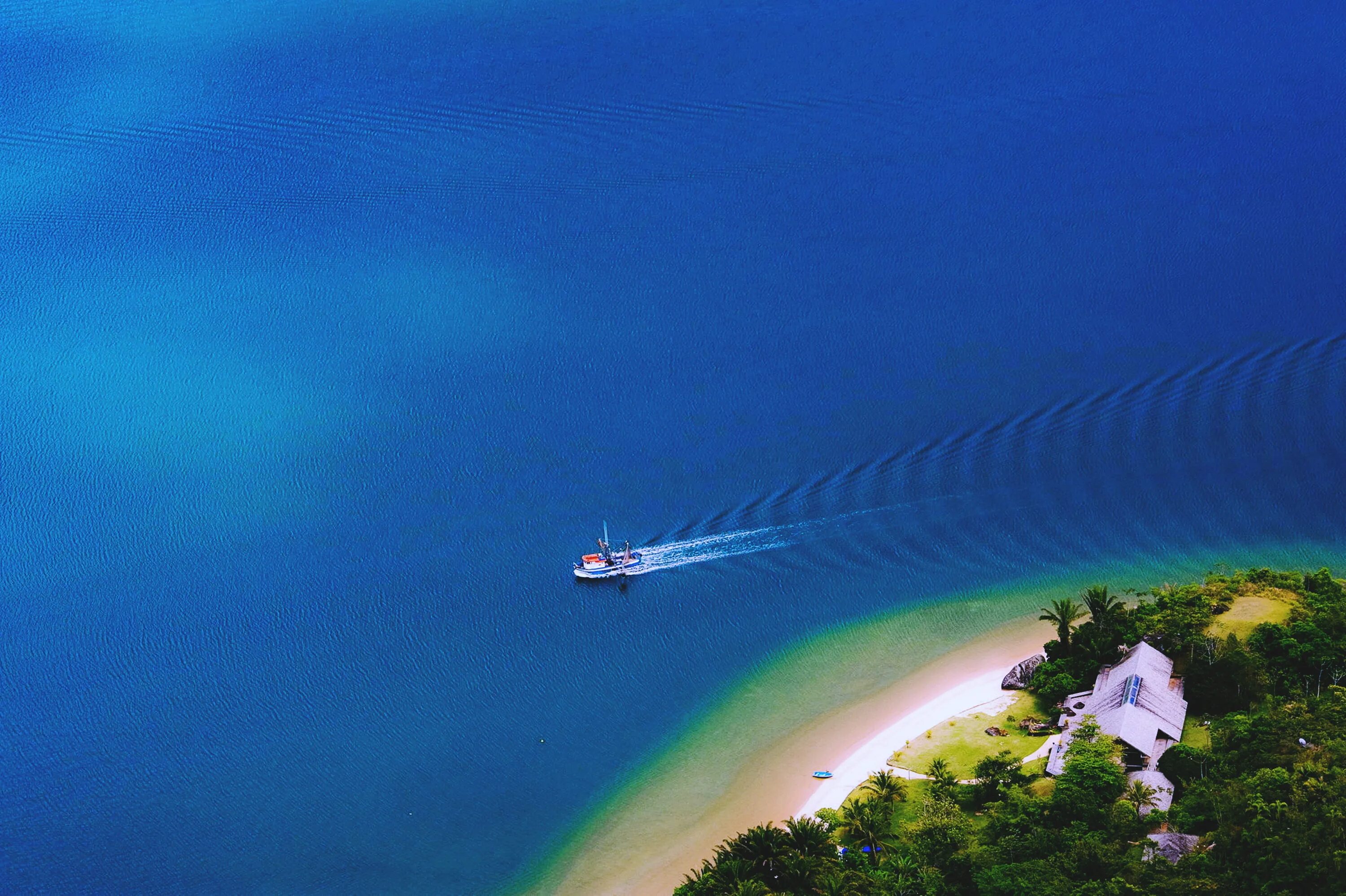 Остров в океане и лодка. Лодка на острове. Шри Ланка море или океан. Яхта остров. Boat island