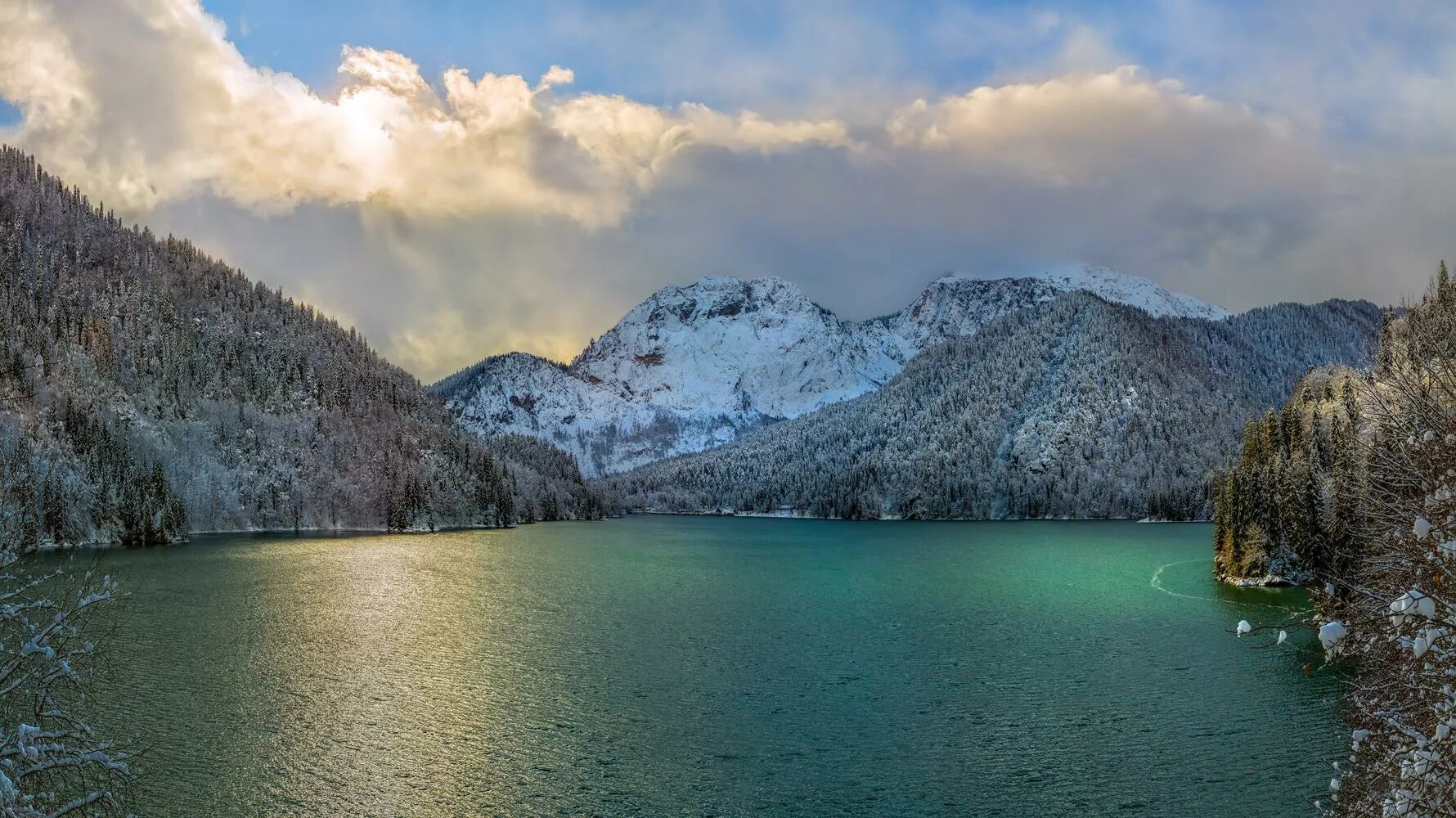 Абхазия новый свет. Озеро Рица Абхазия. Рицца Абхазия озеро Рица. Зимняя Рица Абхазия. Озеро Рица зимой.
