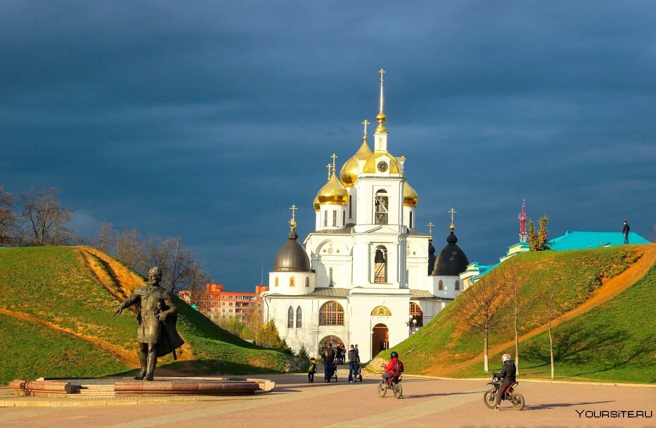 Г дмитров россия. Дмитровский Кремль (музей-заповедник). Дмитров город в Московской области. Дмитровский Кремль в Дмитрове. Дмитров Кремль.