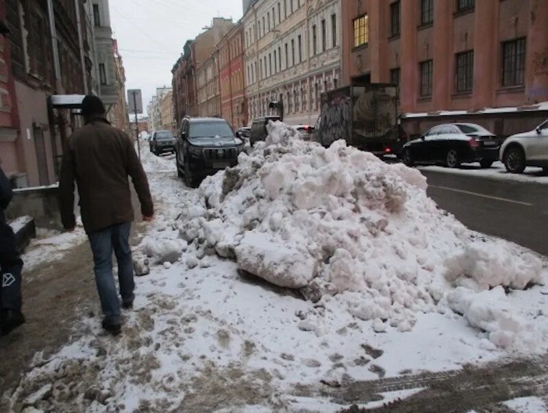 В петербурге выросло число. Завалы снега в санкт-петербурге. санкт-петербург улицы снег. снежный питер. уборка снега в питере 2025.