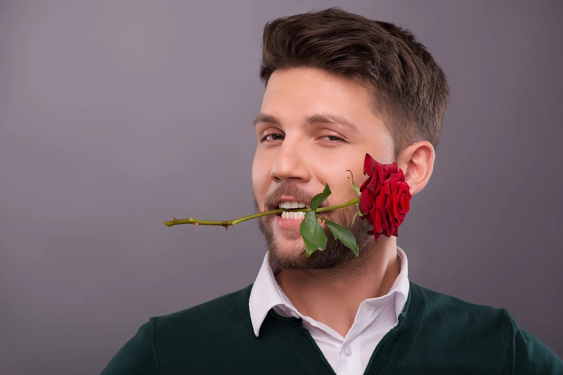 Люди романтики. Мужчина романтик. Романтичный парень. Мужчина с розой. Цветы для мужчины.