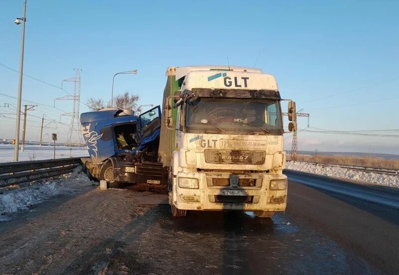 28 декабря 2021 года. ДТП трасса м5 Тольятти 5.03.2023. Трасса м5 Тольятти фуры. Авария м5 Урал дальнобойщик.