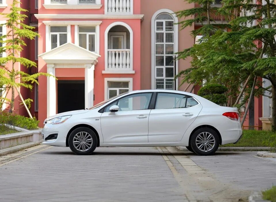 Sedan 4d. Sedan 4d
