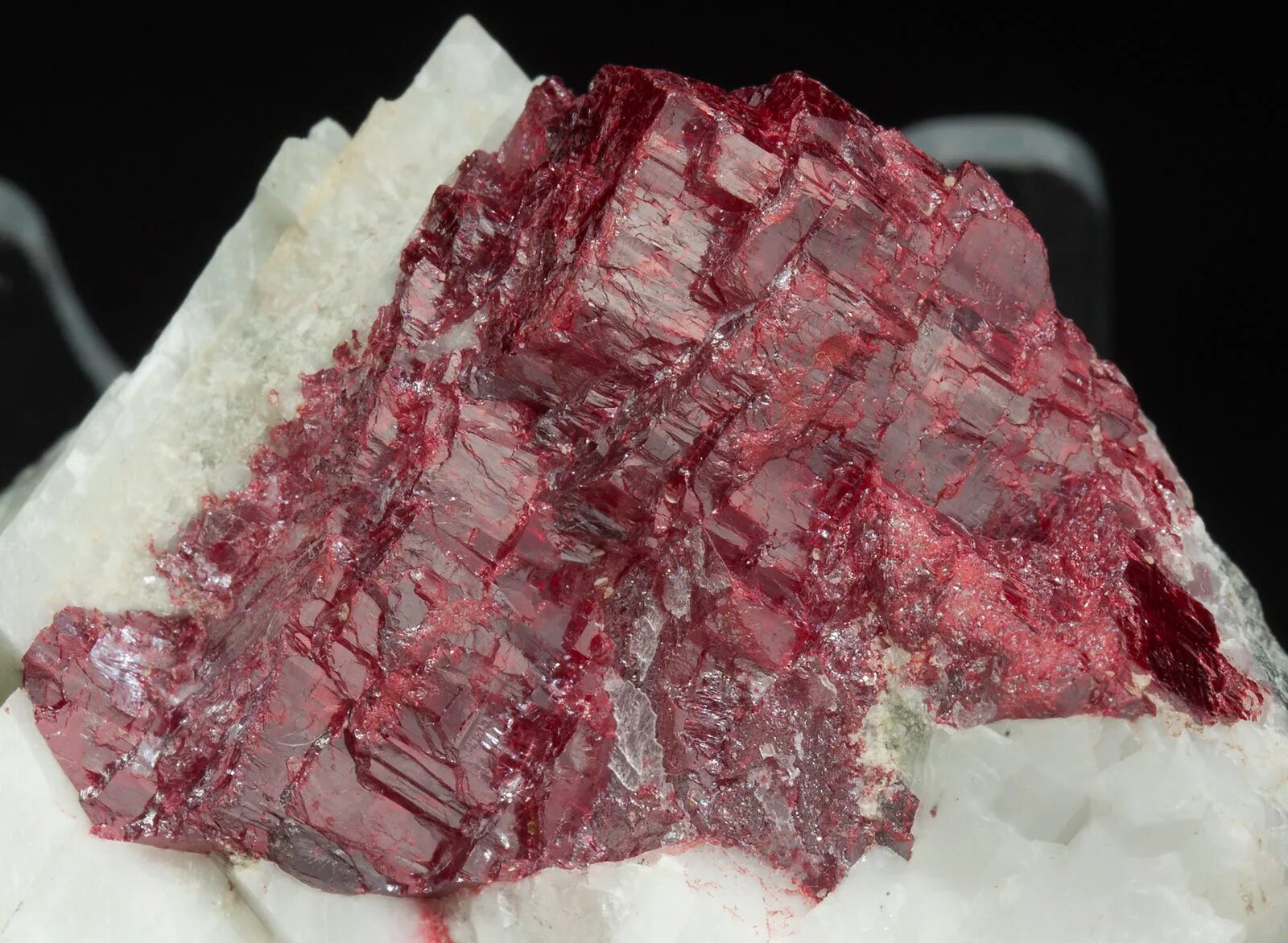 Минерал содержащий. Киноварь ртуть. киноварь (cinnabar). киноварь ртутный минерал. киноварь в кальците.