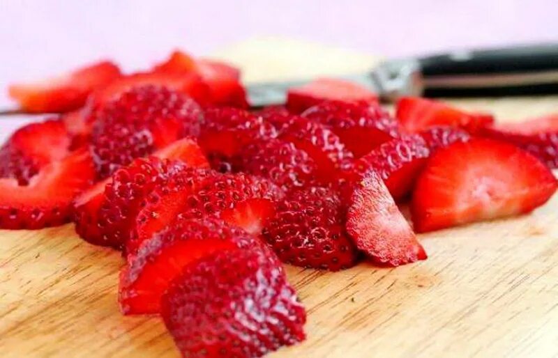 Как красиво нарезать клубнику