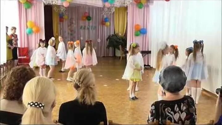 Танец с мамой мп3. Танец с мамой мп3. Садик танцы с мамами. Мамы танцуют на выпускном в детском саду. Танец мама моя.