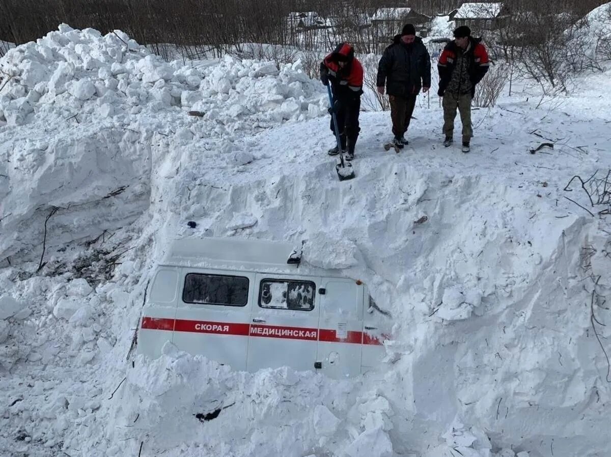 Все живое накрыло морозом. Снег на Сахалине. Сугробы на Сахалине. Снежные завалы на дорогах. Снежная лавина.