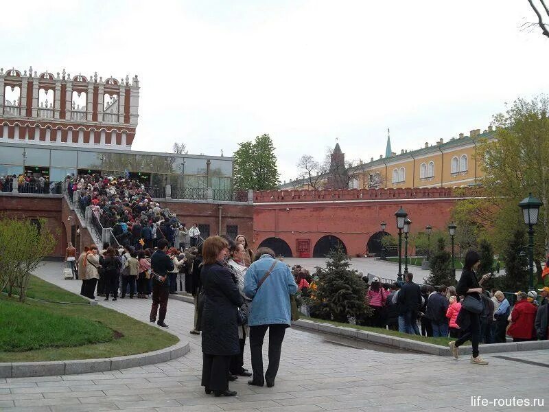 Экскурсии в Москве Кремль алмазный фонд. Боровицкие ворота Кремля Оружейная палата. Александровский сад государственный Кремлёвский дворец. Кассы Кремля в Александровском саду. Как попасть в кремль на экскурсию