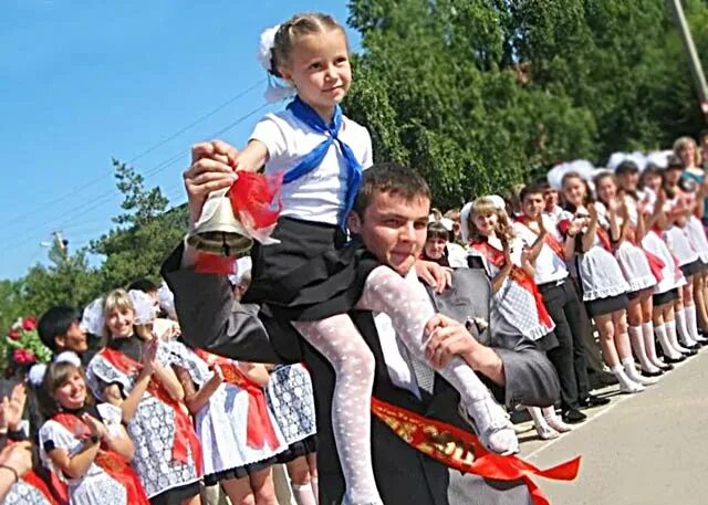 Первый звонок. Первый звонок в школе. Первоклассница на плече выпускника. Первоклассница последний звонок. 1 звонок в школе 1 класс