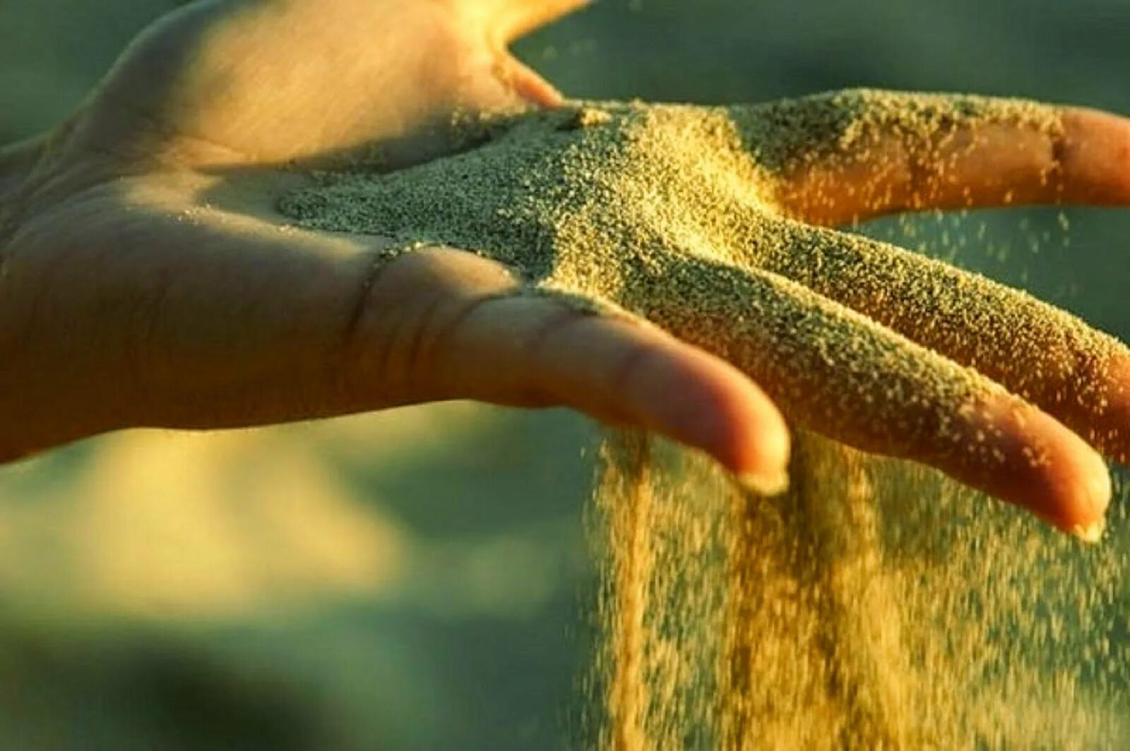 Пыль жизни песня. Песок сквозь пальцы. Песок в ладони. Песок в руках. Песок сыпется.