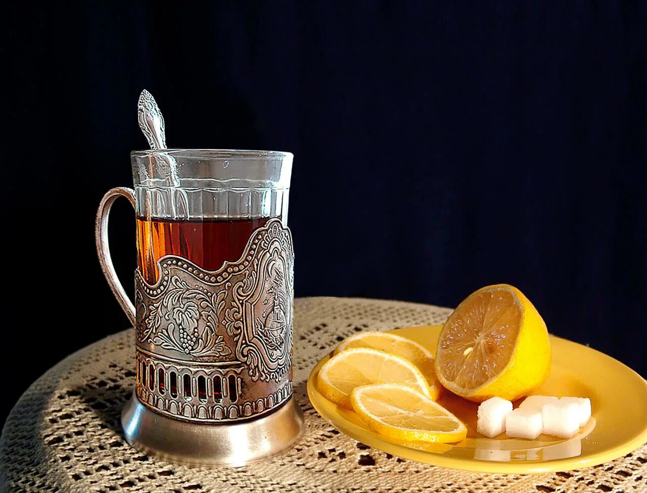 Чай в стакане. Натюрморт с чаем в подстаканнике. Стакан с подстаканником. Чай в граненом стакане. Чай в стакане с подстаканником.