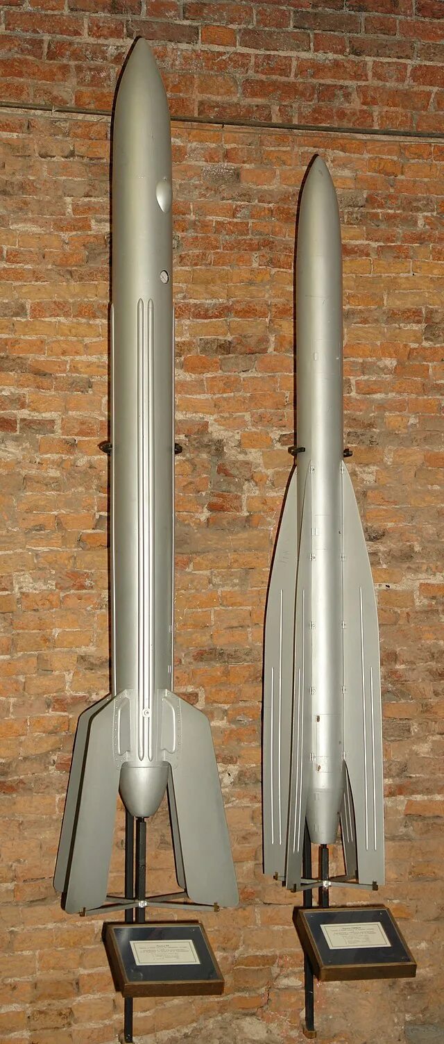 Создатель первой ракеты на жидком топливе. ГИРД 09 ракета. Ракета ГИРД 10. Ракета ГИРД-09 на гибридном топливе, 1933 год. Жидкостные баллистические ракеты (бр) ГИРД-09 И ГИРД-10..