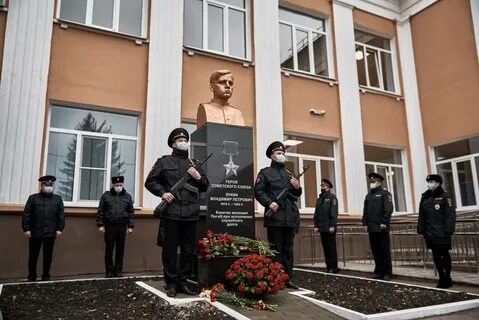 Присвоили школе имени героя