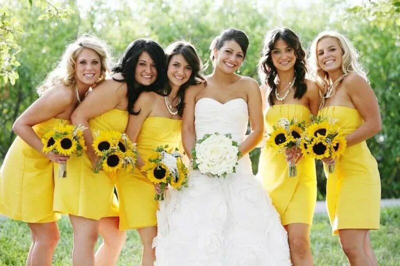 Какой цвет платья невесты. Желтое платье подружки невесты. Подружки невесты в желтом. Свадьба в желтом цвете. Подруги невесты в желтых платьях.