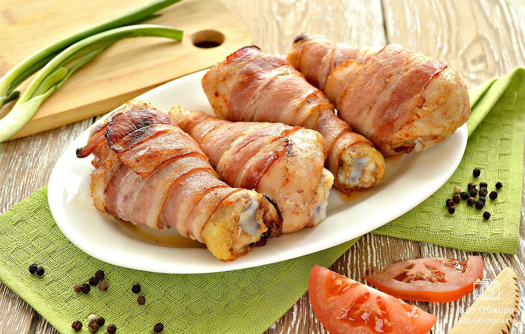 Голень в беконе в духовке. Куриные ножки в беконе в духовке. Куриная ножка в беконе. Рецепт куриной голени в беконе в духовке. Голени в беконе.