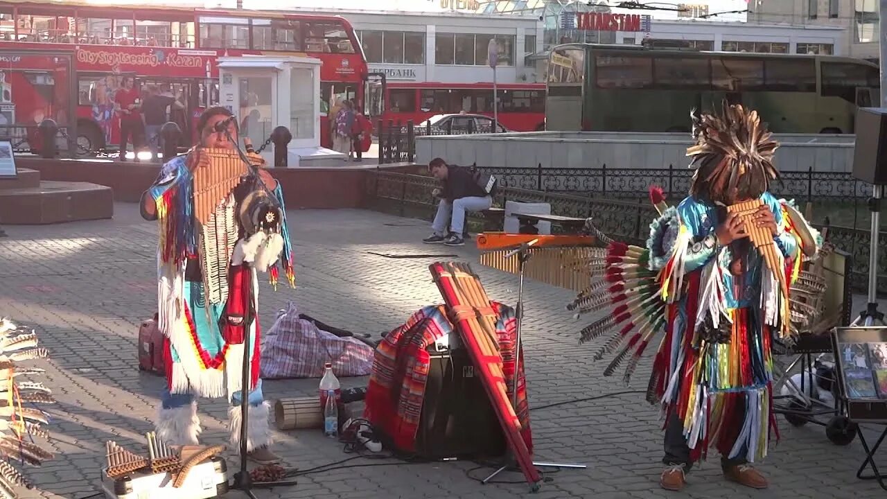 Индейцы на Баумана. Индейцы в Казани. Города индейцев. Индейцы на улицах Москвы.