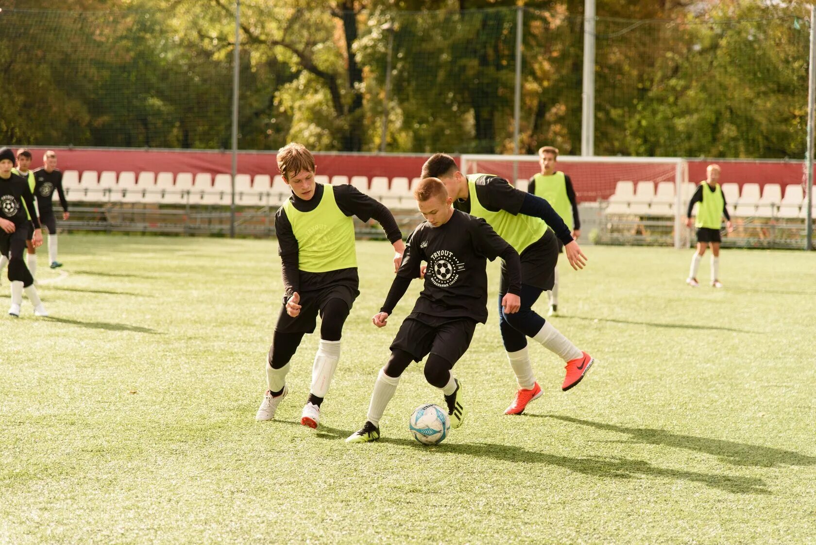 Football school. Профессиональная футбольная школа. В профессиональный детский футбол. Отбор детей футбол. Фото игры в футбол в школе.