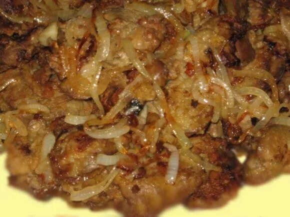 Пожарить куриную печенку с луком на сковороде. Печень куриная жареная с луком. печень куриная жареная с луком на сковороде. печёнка куриная жареная с луком. куриная печень с луком на сковороде.
