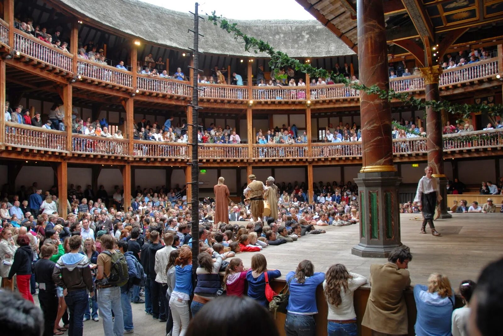 Theatre a lot. Глоб театр Шекспира. Глоуб театр в Лондоне. Шекспировский театр Глобус в Лондоне. Театр Шекспира в Лондоне.