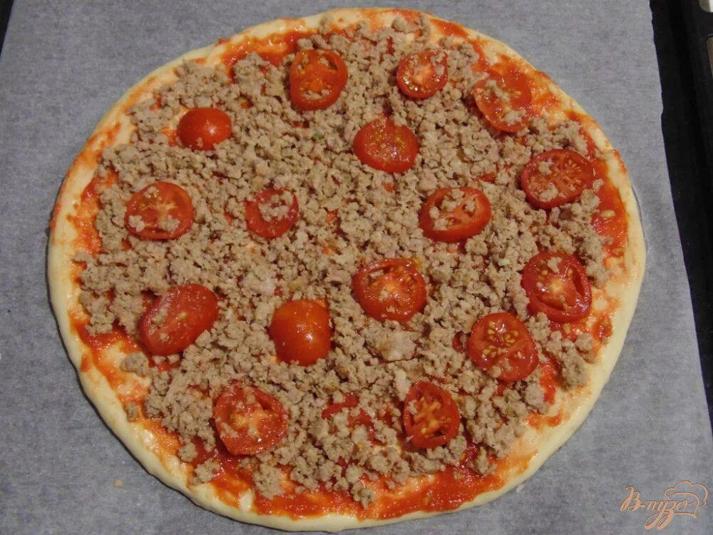 Пицца с фаршем и помидорами. Пицца с фаршем в духовке. Мясная пицца из фарша. Пицца с фаршем помидорами и сыром.