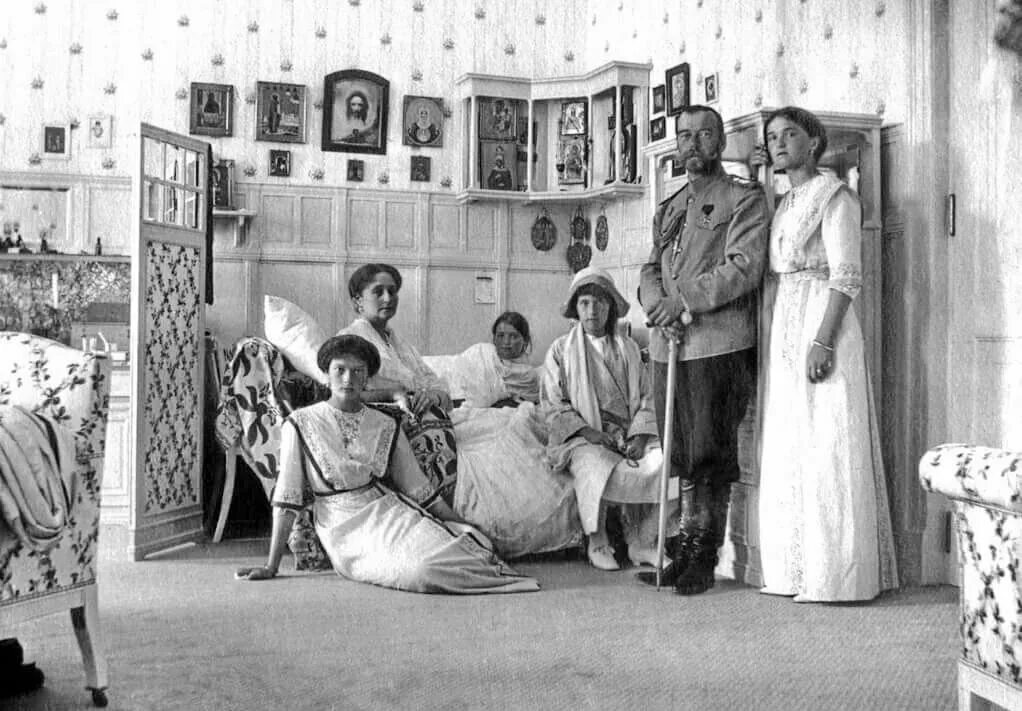 Расстрел царской семьи 1918. 17 июля 1918 года была расстреляна семья николая 2. Расстрел царской семьи николая 2. Смерть николая 2 и его семьи. Царская семья вся правда.