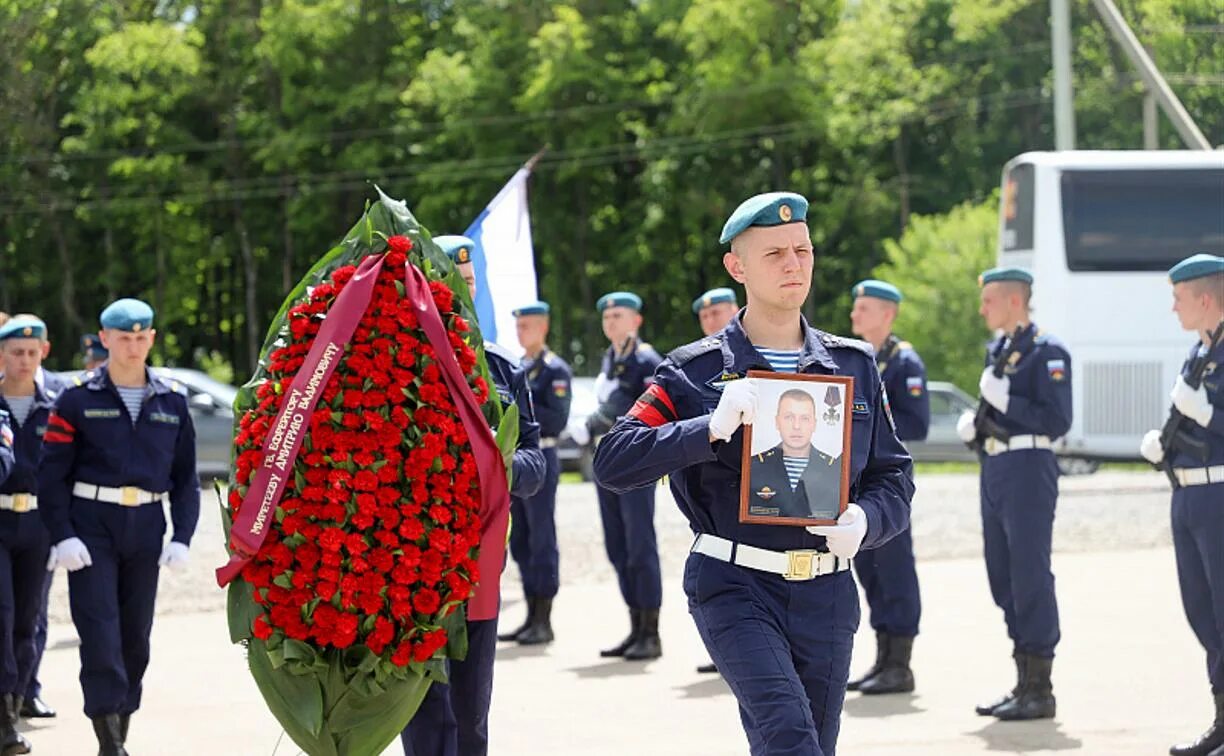 Тула прощание. Кладбище в Туле погибших солдат. Похороны военнослужащего. Похороны военнослужащих погибших в Туле. Тульское военное кладбище.