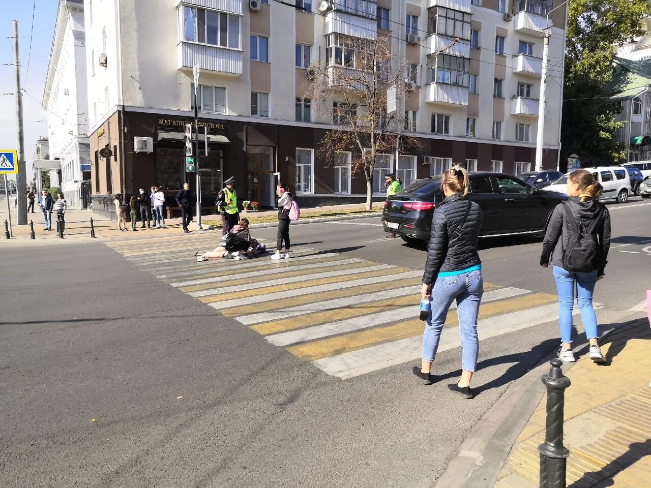 Белгородский проспект - Попова перекресток. Пешеходы на улице. Бабушка на пешеходном переходе.