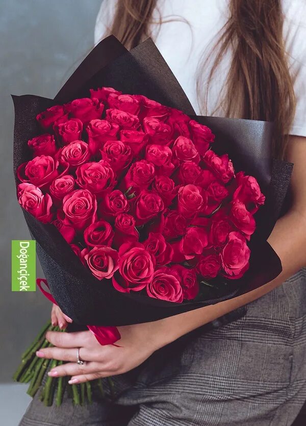 красивые современные букеты. букет роз в руках. букет цветов в руках девушки. букет роз в руках. шикарный букет цветов.