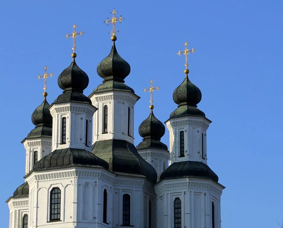 блестит крестами храм пятиглавый.