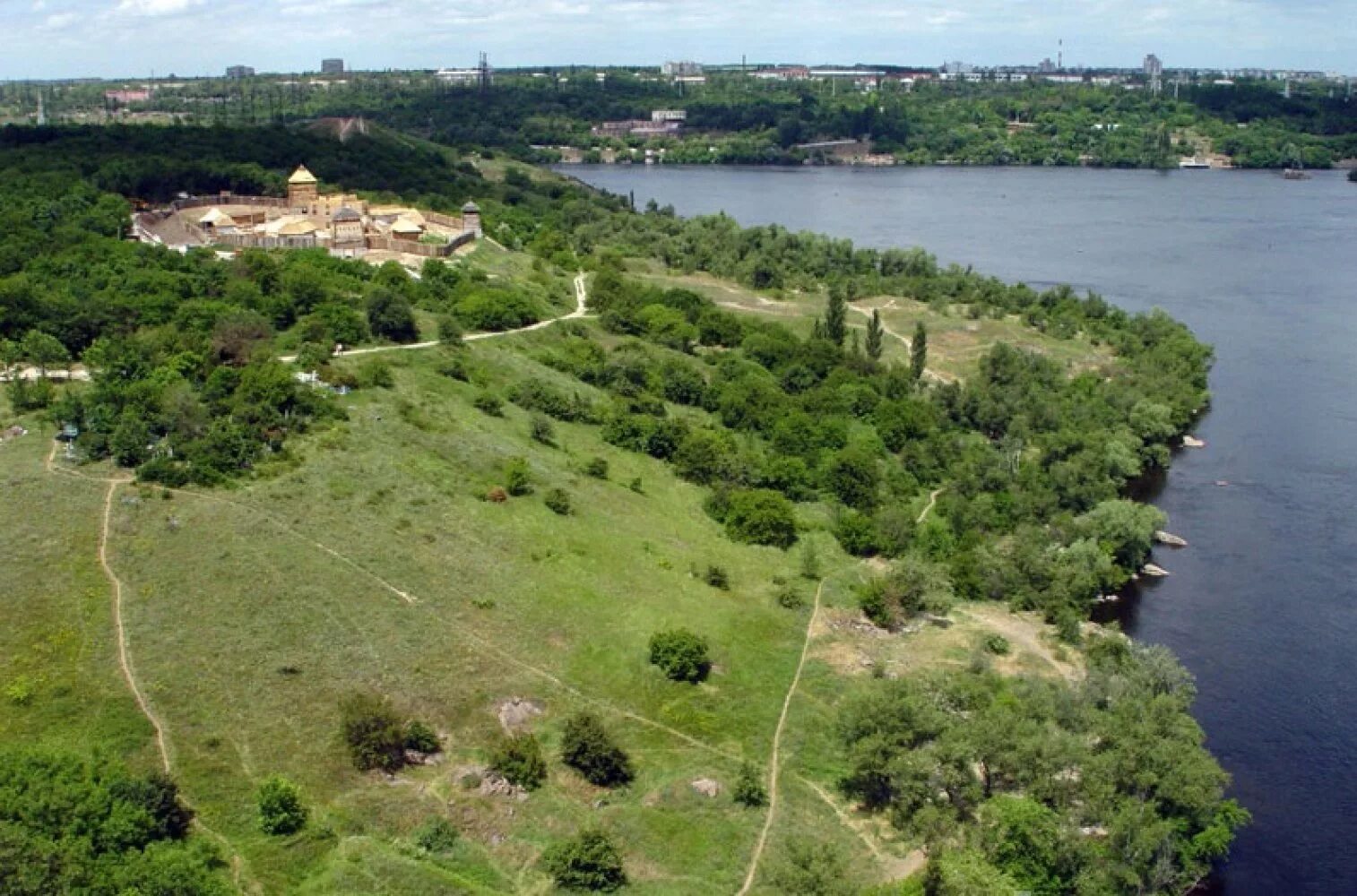 Остров хортица в запорожье. Запорожская область туризм. Запорожье). Река днепр в запорожье сегодня. Запорожская область туризм.