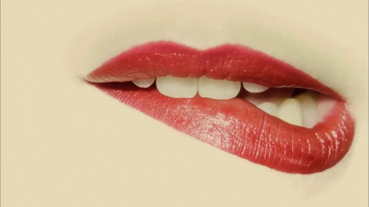 Lip biting. Облизывание губ. Облизывает губы. Гифки губы.