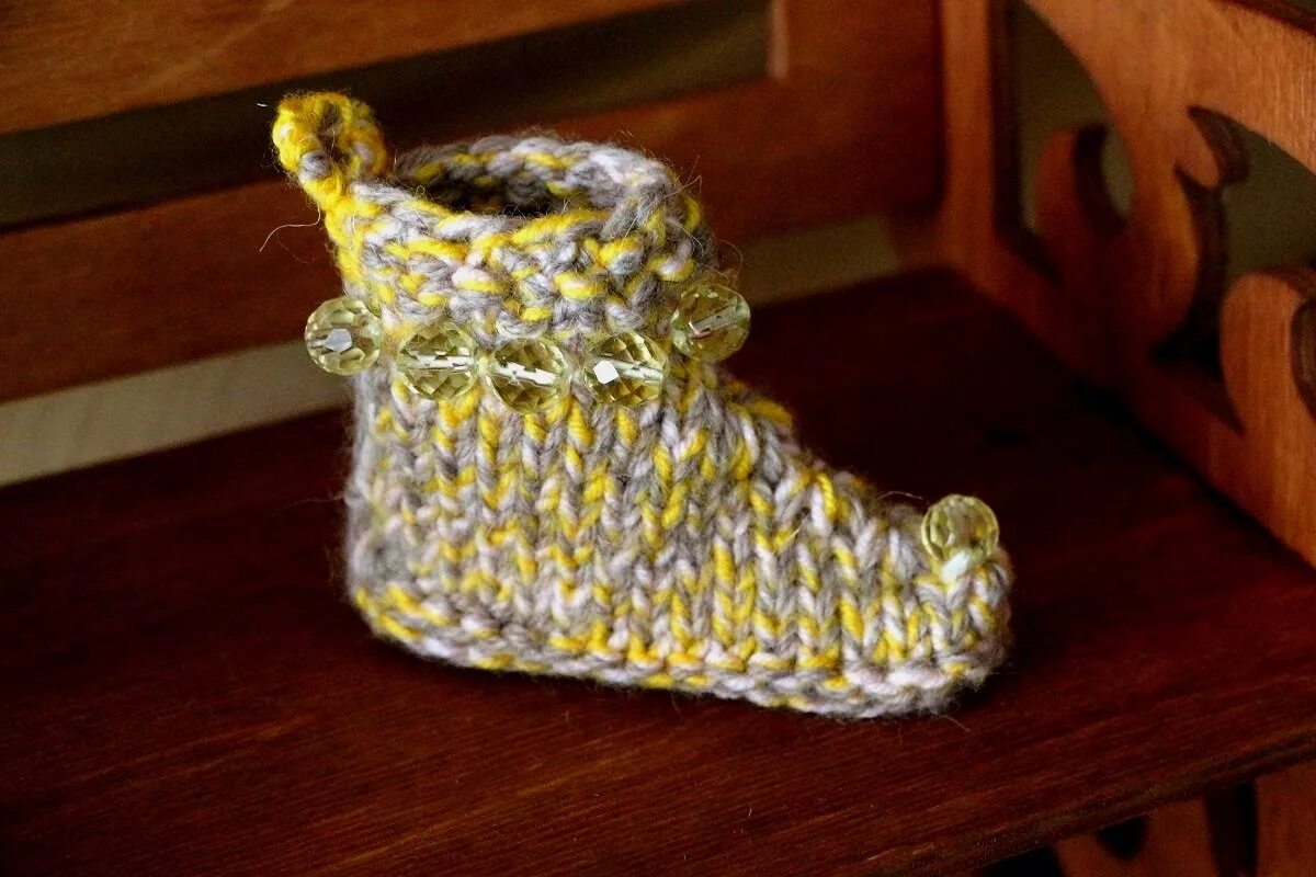 Вязаные детские башмачки. Вязаные тапочки башсаки. Башмаки связать. Вязание спицами башмаки. Вязаные башмачки.