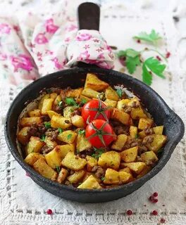 Жареная картошка с фаршем на сковороде