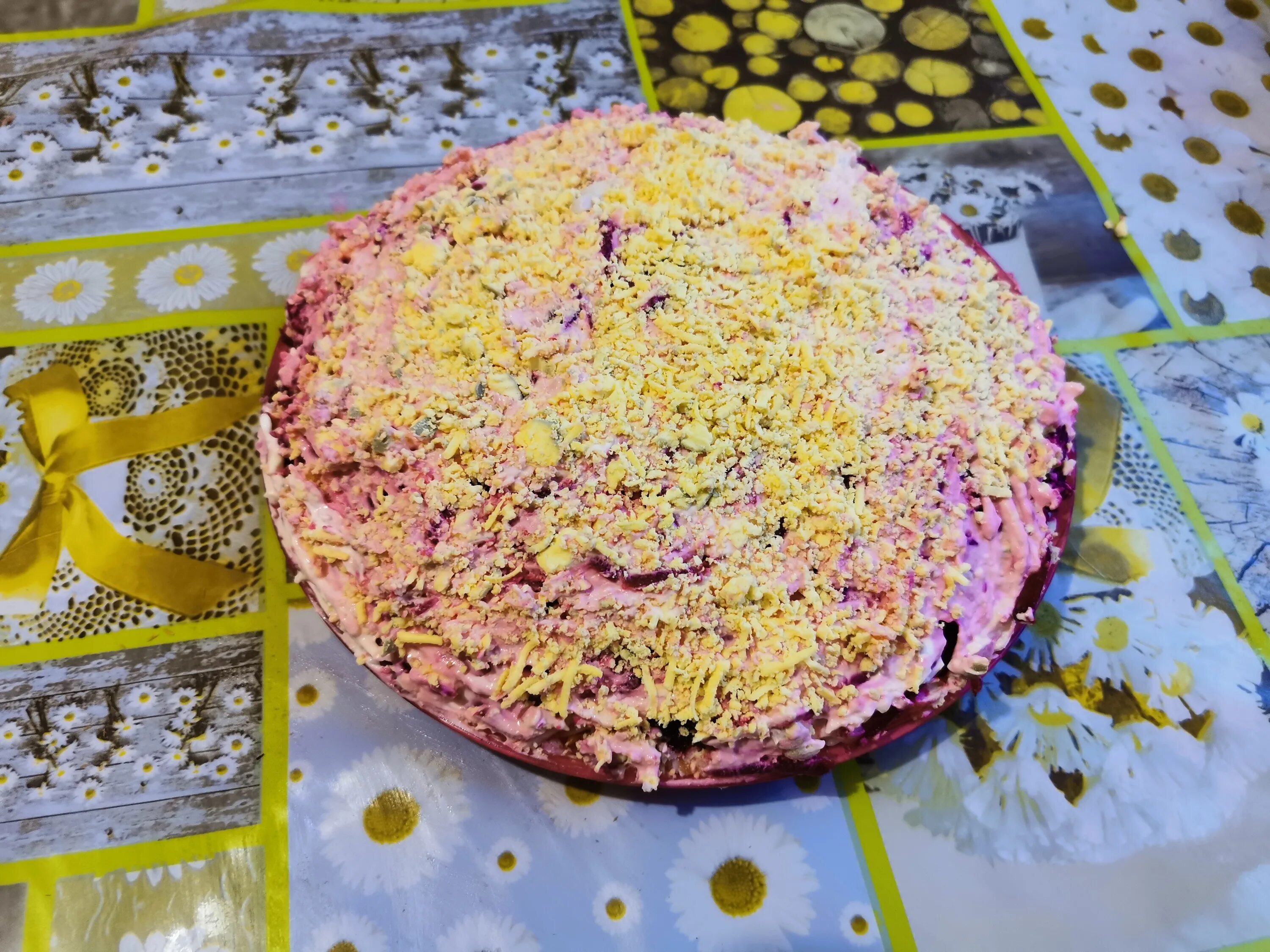 рыба в шубе салат. подшуба с икрой. сельдь под шубой слои. селёдка под шубой с крабовыми палочками. поле ромашек на селедке под шубой.