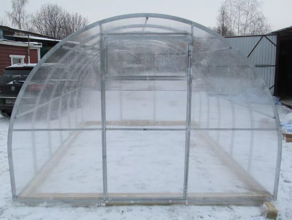 Самая дешевая теплица. Arched greenhouse. Установка теплицы недорого. Теплица 3х6 поликарбонат прямостенная альянс. Теплица кремлевская богатырь люкс.