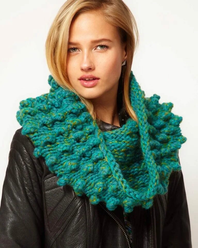 Красиво связанные шарфы. Шикарный вязаный шарф. Шарфы женские вязаные. Самые красивые вязаные шарфы. Стильный вязаный шарф спицами.