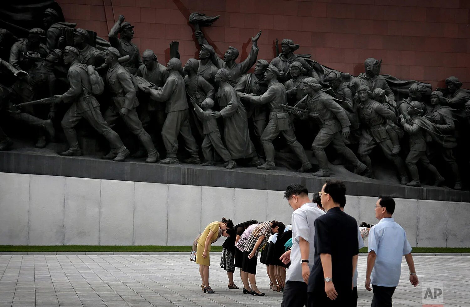 Северная Корея памятники. Северная Корея монумент. Северная Корея Пхеньян. Голод в северной корее