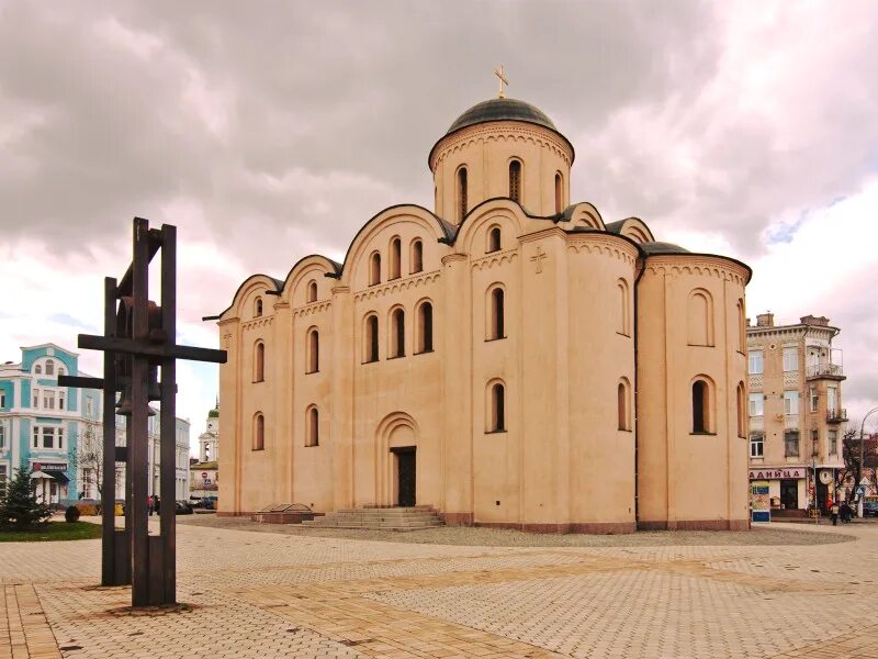 Церковь успенской богородицы. Церковь Успения Богородицы Пирогощи. Церковь Богоматери Пирогощи в Киеве. Церковь Успения Богородицы Пирогощи в Киеве. Церковь Успения Богородицы Пирогощи на Подоле в Киеве.