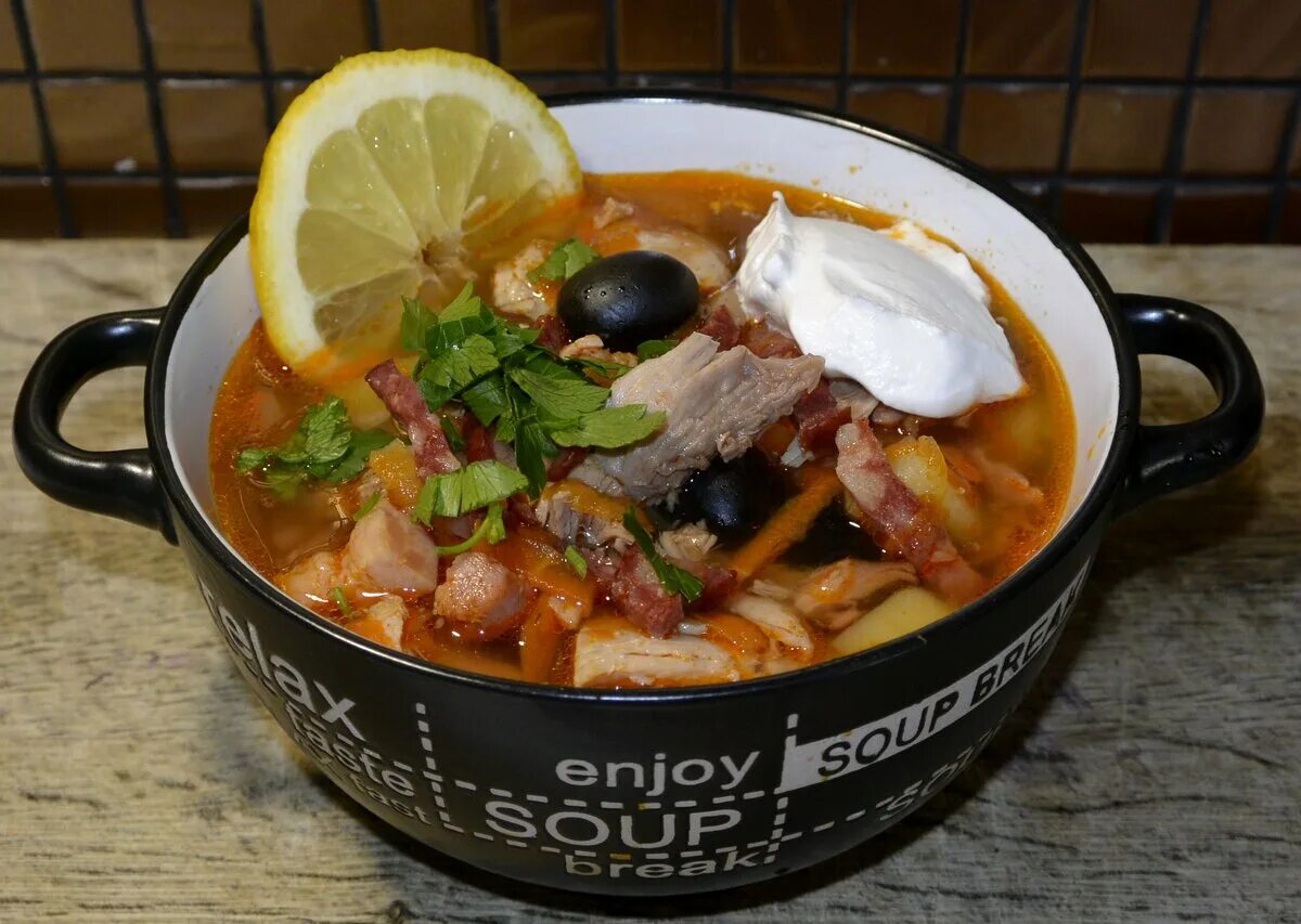 Солянка мясная с копченостями. Сборная солянка с копченостями. Ливонская солянка. Суп солянка сборная суп солянка сборная. Солянка сборная мясная.