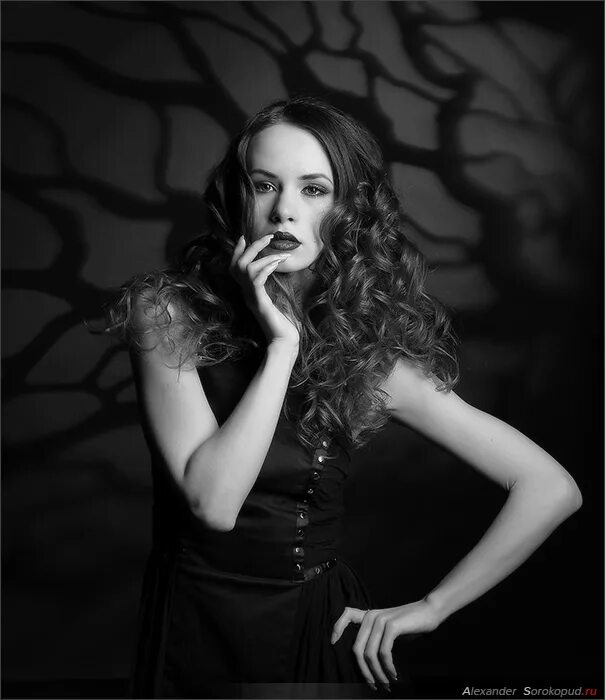 черно белая портретная фотосессия. фотосессия с проектором. эффект габо. сольве сундсбо. фотосъемка с масками гобо.