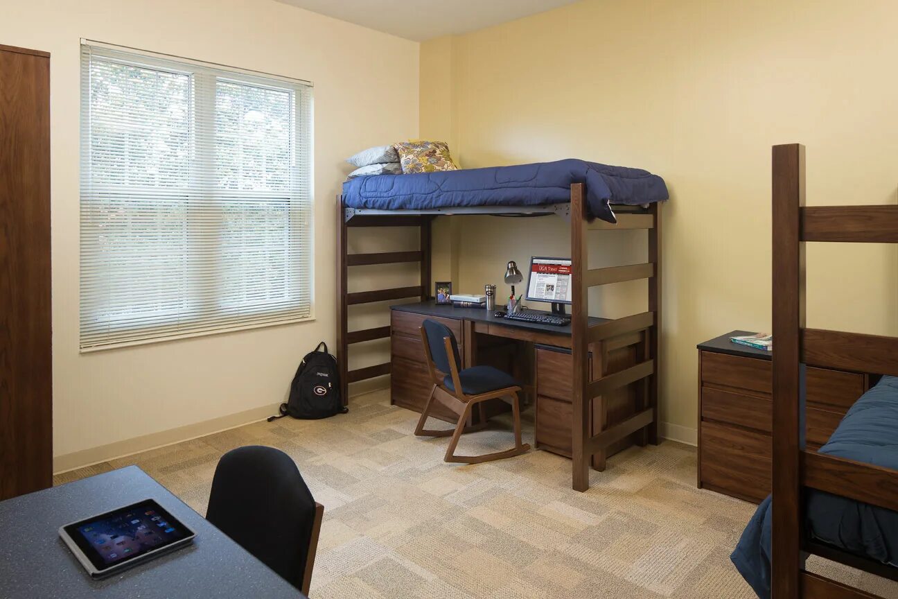 Найти комнату на 2 человека. Комната студента. Спальня студента. Студенческая комната. Обычная спальня для студента.
