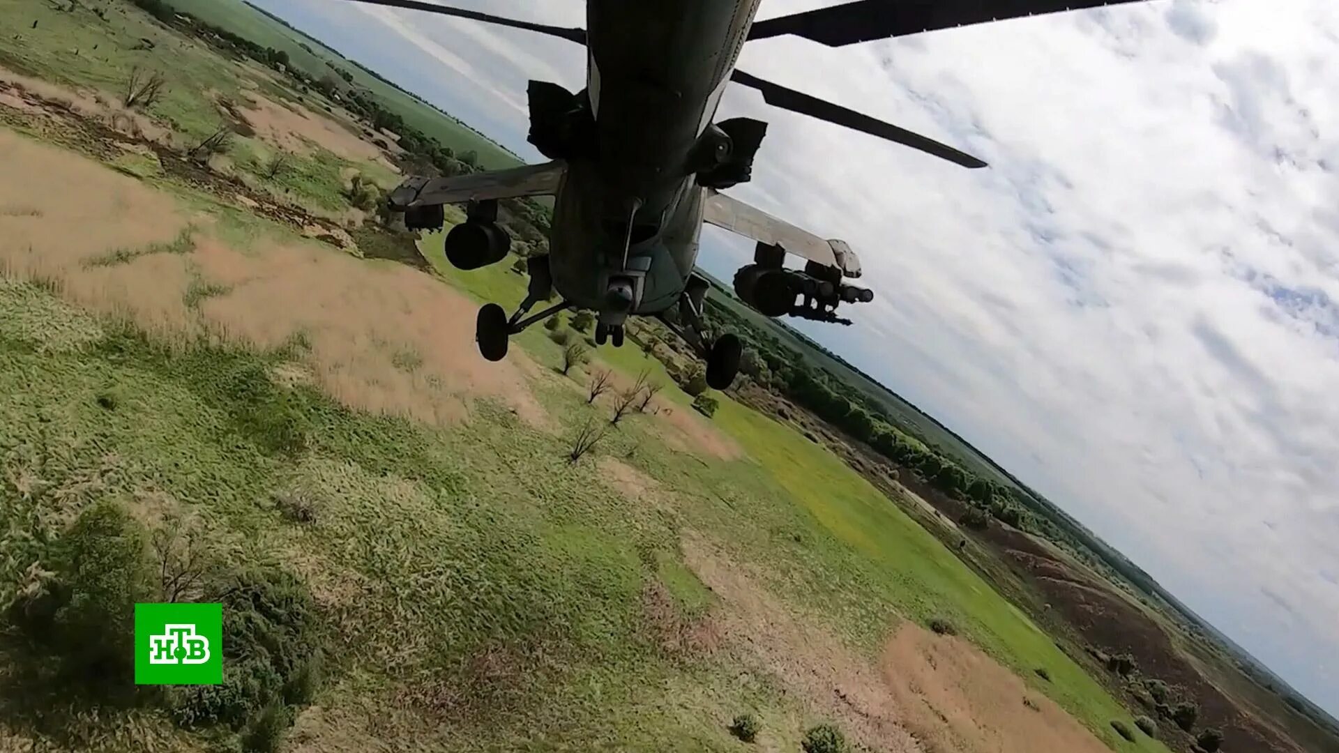 Виден край да не. Вертолеты Украины военные. Ми-35 вертолет. Российский вертолет в небе. Ми 35 вооружение.