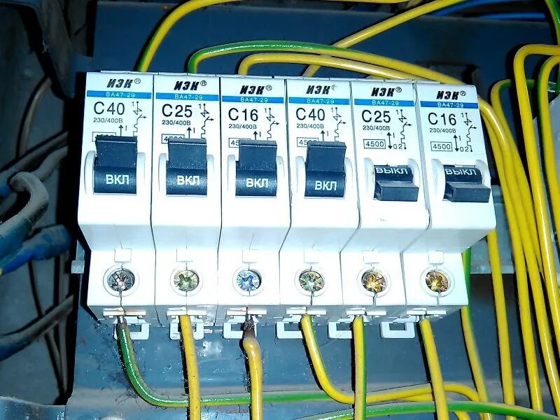 Автомат электрический 40а. Автомат в электрощитке с40. C40 и с25 автоматы щиток. Автомат для электричества 40 а. Почему выбивает свет