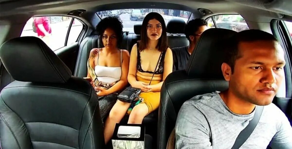 Записи приватов в такси. Камера в такси. Девушка таксист. Салон таксиста. Девушка водитель такси.