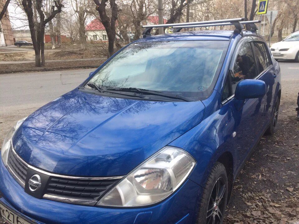 Nissan tiida багажник на крышу. Багажник на ниссан тиида. Рейлинги на ниссан тиида хэтчбек с11. Багажник ниссан тиида хэтчбек. Багажник на тииду хэтчбек.