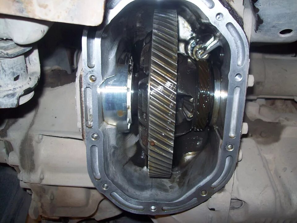 Момент затяжки болтов шестерни дифференциала уаз. Момент затяжки болтов дифференциала редуктора газель. Главная передача w140 4. Бугель главной пары переднего дифференциала 2121. Затяжка дифференциала.