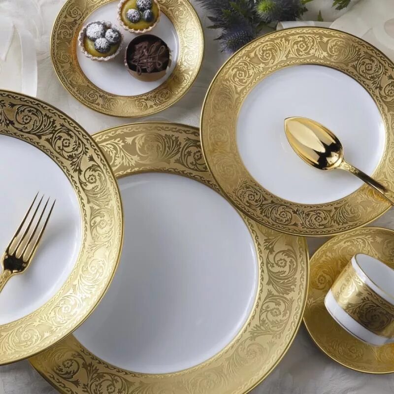 Золотистая посуда. Версаль Antic Gold столовый набор. Посуда с золотом. Золотая тарелка. Наборы посуды золотистые.