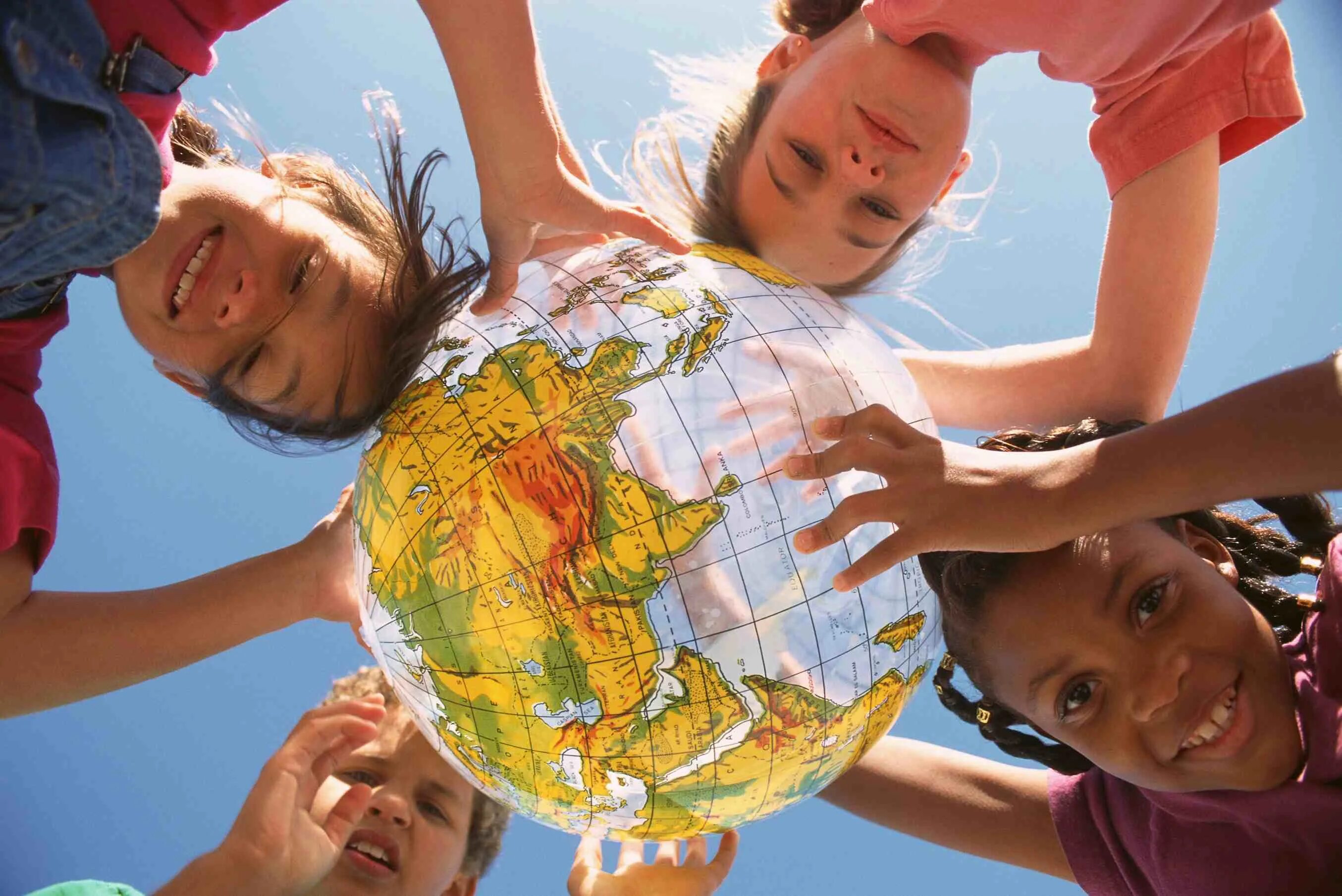 Открываем мир планеты. Глобус для детей. Планета земля для детей. Планеты для детей. Земной шар в руках детей.