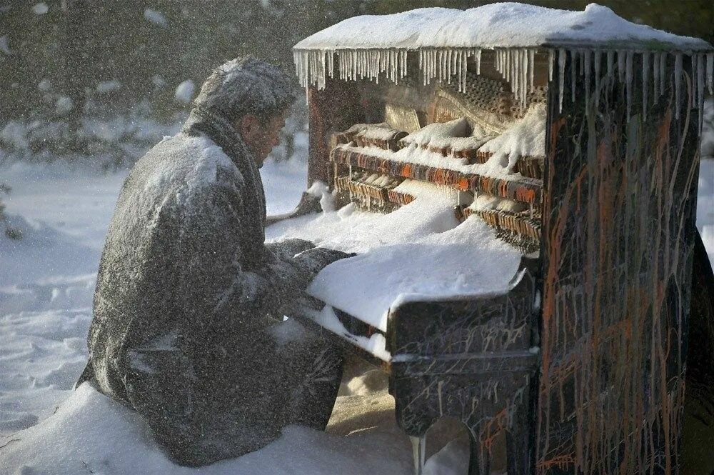 Рояль в снегу. Пианино в снегу. Музыкант зимой. Рояль в снегу. Фортепиано в снегу.